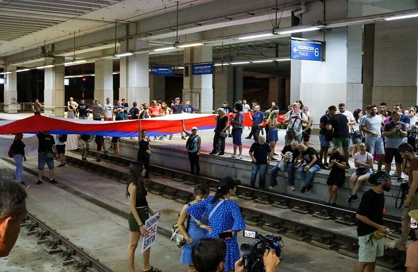 الشرطة تخرج المتظاهرين ضد تعدين الليثيوم من محطات القطار في بلغراد (فيديو)