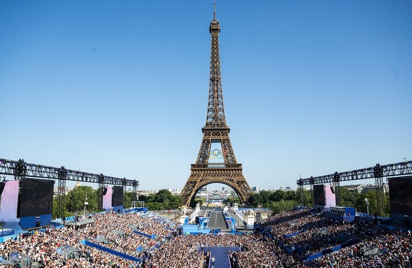 استنفار أمني فرنسي بعد قيام بريطاني بتسلق برج إيفل قبل ساعات من ختام أولمبياد باريس (فيديو)