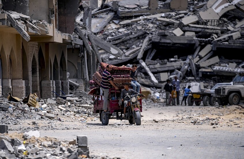 "التدخين خطير لكن حماس أخطر".. الجيش الإسرائيلي يلقي سجائر وملصقات فوق غزة تسخر من قيادات الحركة