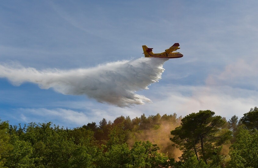 حريق غابات بالقرب من العاصمة اليونانية يغطي دخانه سماء أثينا