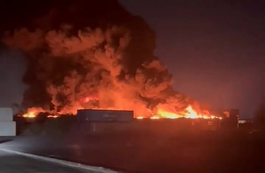 ليبيا.. حريق هائل في مخزن إطارات بتاجوراء واستنفار لإخماده (فيديو)