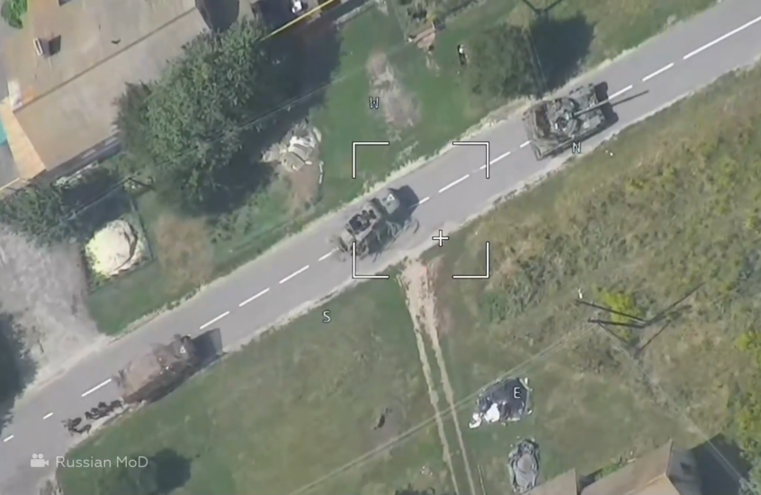 مسيرة انتحارية روسية تخترق مركبات أوكرانية مدرعة في مقاطعة كورسك الروسية