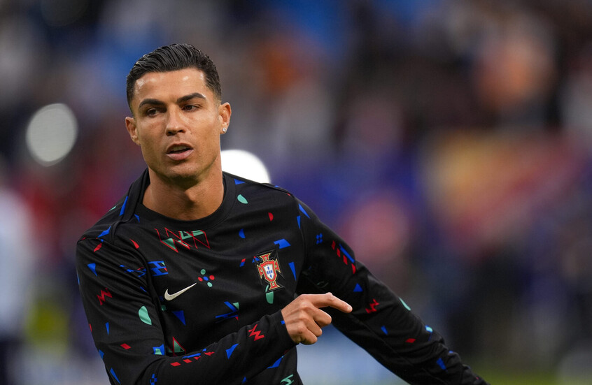 "والله أنت تكذب".. رونالدو يفاجئ مشجعا قبل رحلة السوبر!