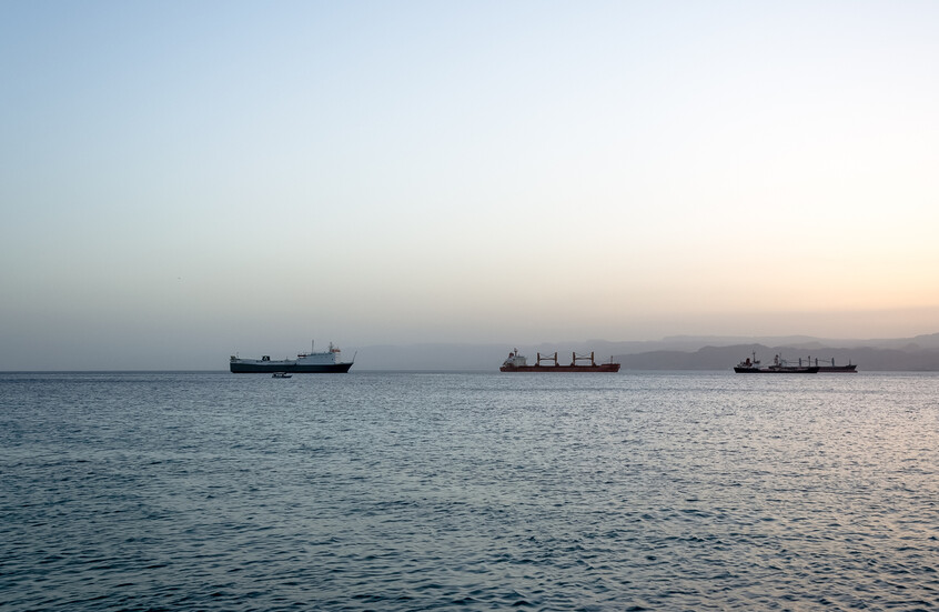 انفجارات قرب سفينتين تجاريتين في البحر الأحمر