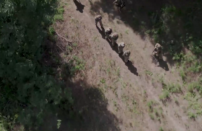 لحظة أسر جنود من القوات الأوكرانية في مقاطعة كورسك الروسية