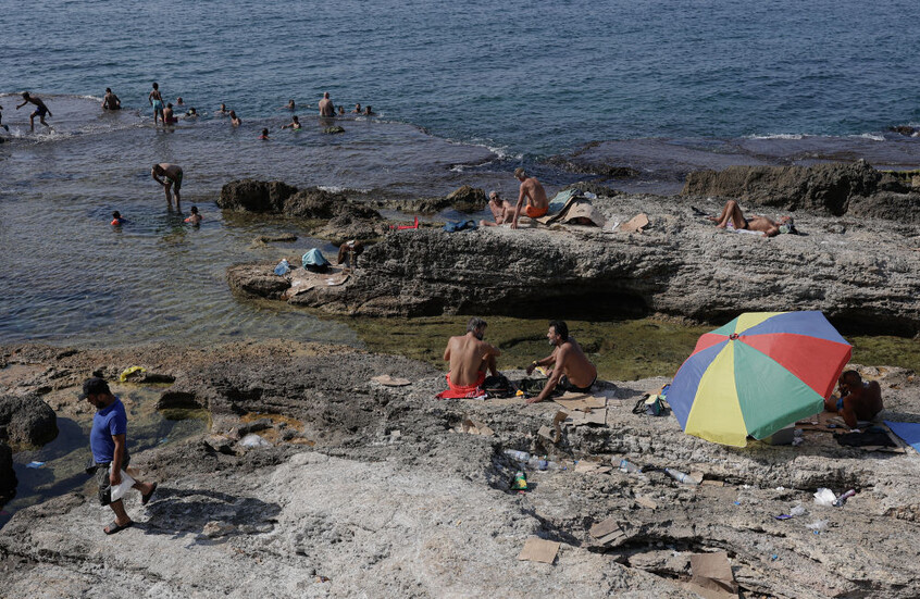 لبنانيون يتهكمون: "كنا ناطرين الضربة من فوق اجت من تحت"