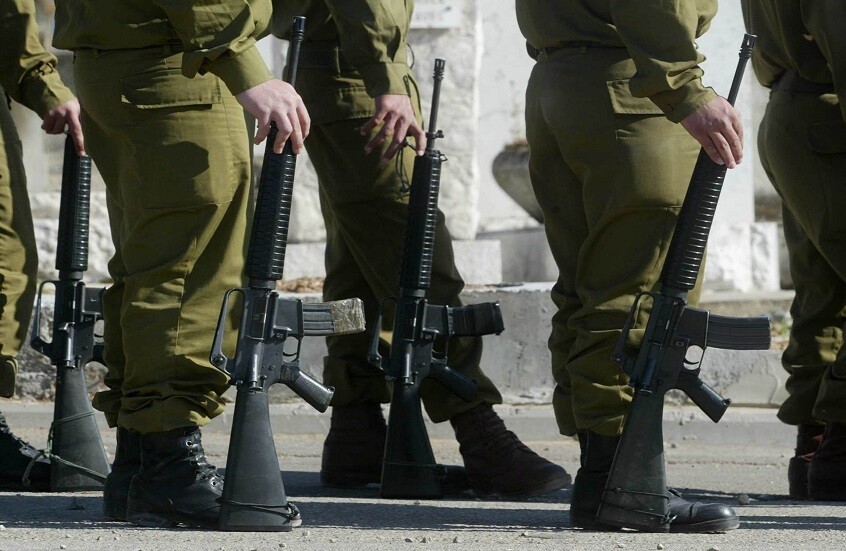 بالفيديو.. استهتار مجندة إسرائيلية خلال مناوبتها يتسبب بإصابتها في انفجار قنبلة يدوية