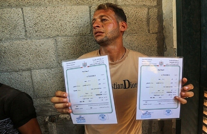 أب من غزة ذهب لتسلم شهادة ميلاد توأميه... ليعود ويجدهما قتلا مع أمهما في قصف إسرائيلي