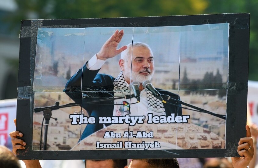 برلمانيون أتراك يرفعون صورة هنية أثناء كلمة الرئيس الفلسطيني أمام البرلمان التركي