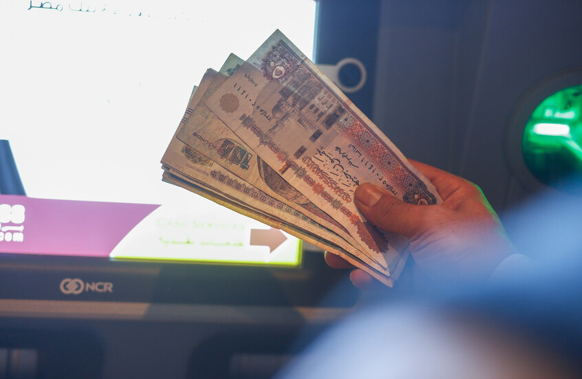 كيف يمكن دعم سعر صرف الجنيه المصري أمام الدولار؟.. وزير المالية المصري الأسبق يجيب