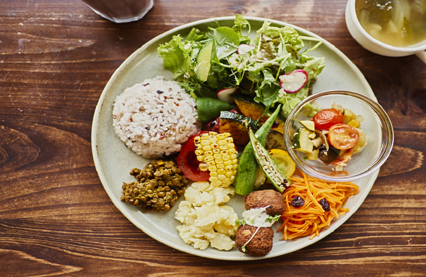 تحذير للنباتيين.. عناصر غذائية هامة قد تفقدها أجسامهم