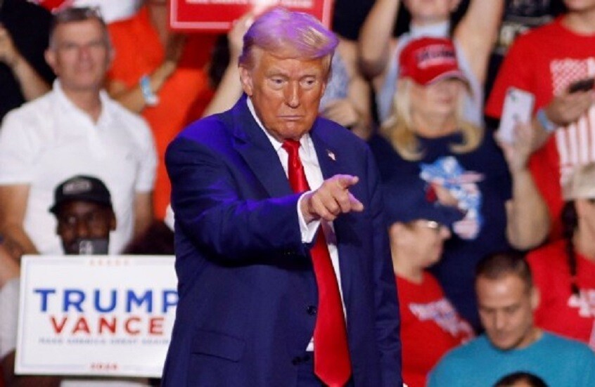 ترامب: أنا أجمل بكثير من كامالا هاريس