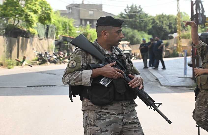 الجيش اللبناني ينفذ عملية دهم ويوقف مجموعة من الأشخاص  في إطار مكافحة تهريب البشر عبر البحر