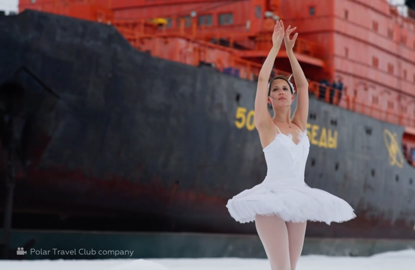 على خلفية كاسحة جليد.. عرض باليه مثير في القطب الشمالي