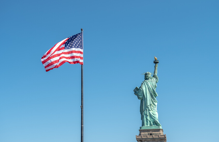 "نوفوستي": وسائل الإعلام الأمريكية تسلط الضوء على التضخم والركود قبل الانتخابات الرئاسية