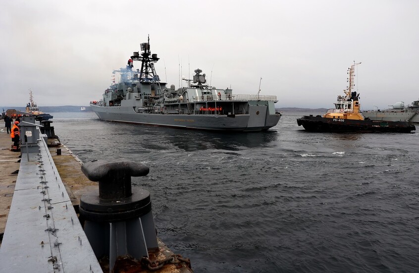 طواقم أسطول الشمال الروسي تتدرب على تحرير موقع قطبي برّا وبحرا وجوّا (فيديو)