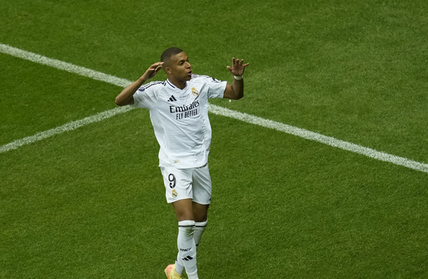 مبابي يهدي قميصه الأول في الدوري الإسباني لنجم عالمي (فيديو)