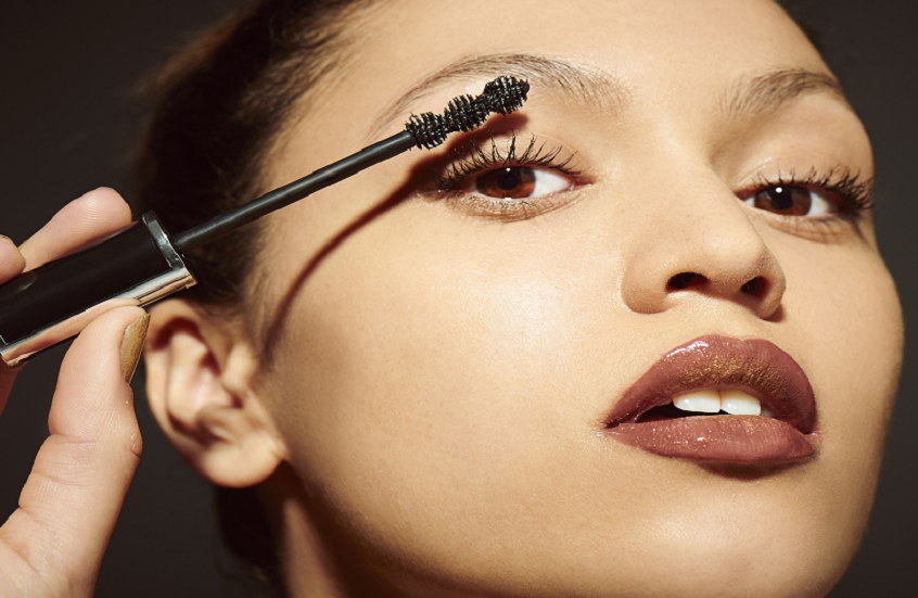 أخطاء شائعة في وضع المكياج قد تضر بصحة العيون
