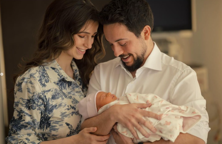 "ببدلته العسكرية".. ولي العهد الأردني ينشر صورة مع مولودته الجديدة ويثير تفاعلا (صورة)