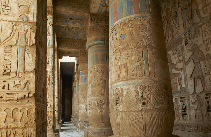 مصر.. السلطات تتحرك بشأن فيديو السائحة الصينية و"العبث" بالآثار