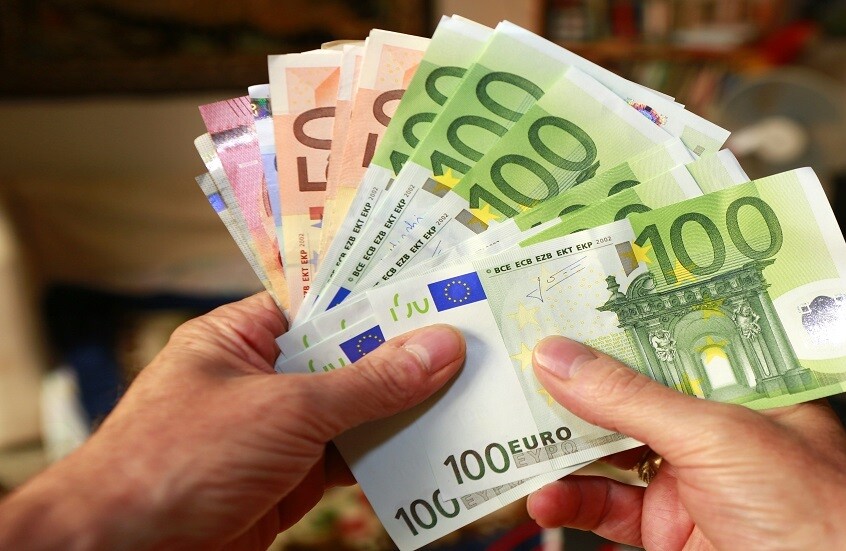 فرنسا.. توقيف مواطنَين جزائريين في مطار باريس بحوزتهما مبالغ مالية ضخمة مهربة نحو إسطنبول