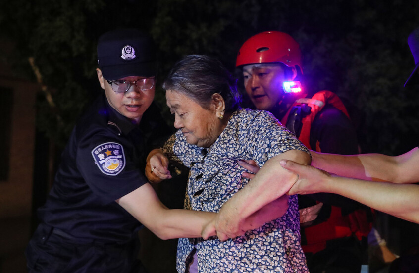 الأمطار الغزيرة تودي بحياة 50 شخصا وسط الصين (فيديو)