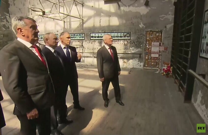 الرئيس بوتين يزور مدرسة بيسلان رقم 1 التي شهدت هجوما إرهابيا قبل 20 عاما