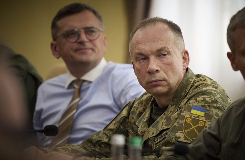 سيرسكي يطلع زيلينسكي على الوضع الصعب على طول خط التماس