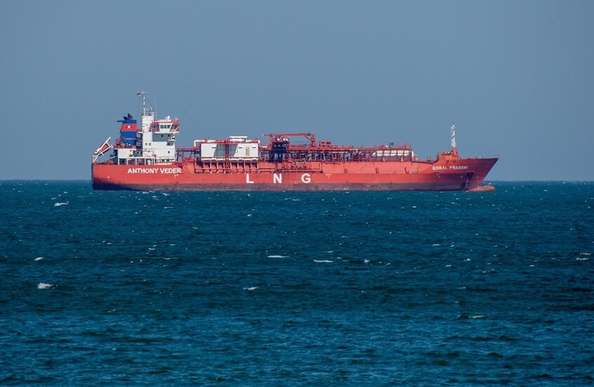 ناقلة غاز جزائرية تنقذ 30 مهاجرا من الغرق قبالة السواحل الإيطالية