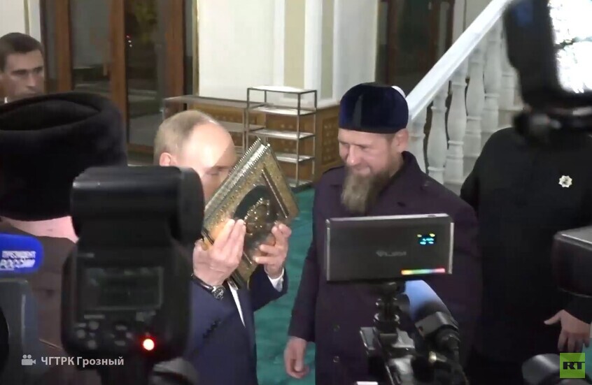 بوتين يقبل القرآن الكريم