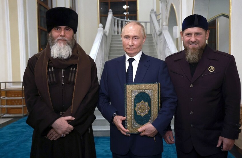 تفاعل كبير مع فيديو "بوتين يقبل القرآن" على وسائل التواصل الاجتماعي