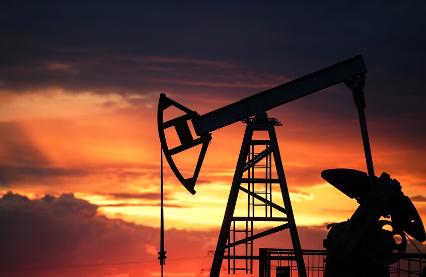 أسعار النفط عند أدنى مستوى في نحو أسبوعين