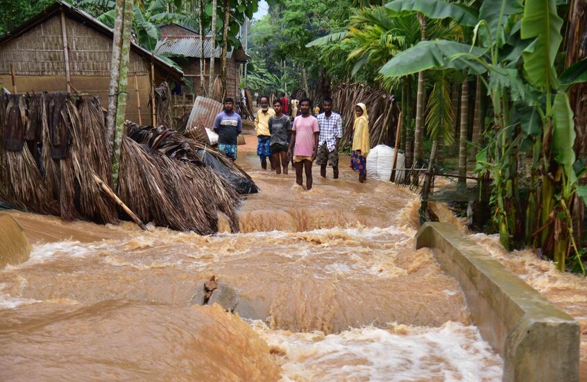 الفيضانات في الهند وبنغلاديش تودي بحياة 15 شخصا وتحاصر مئات الآلاف (صور+فيديوهات)
