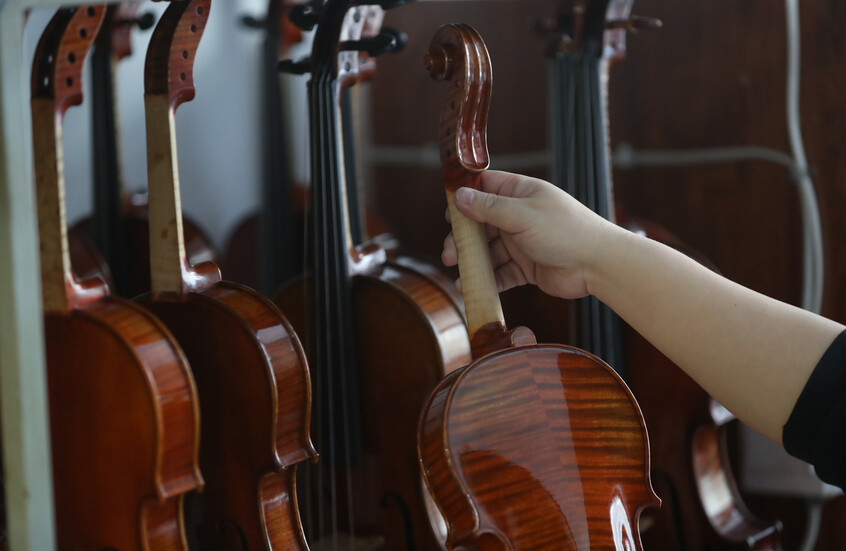 فقد يده لكنه لم يفقد حلمه..  مدربة كمان  تبتكر وسيلة تساعد فتى فلسطينيا على العزف على آلة الكمان