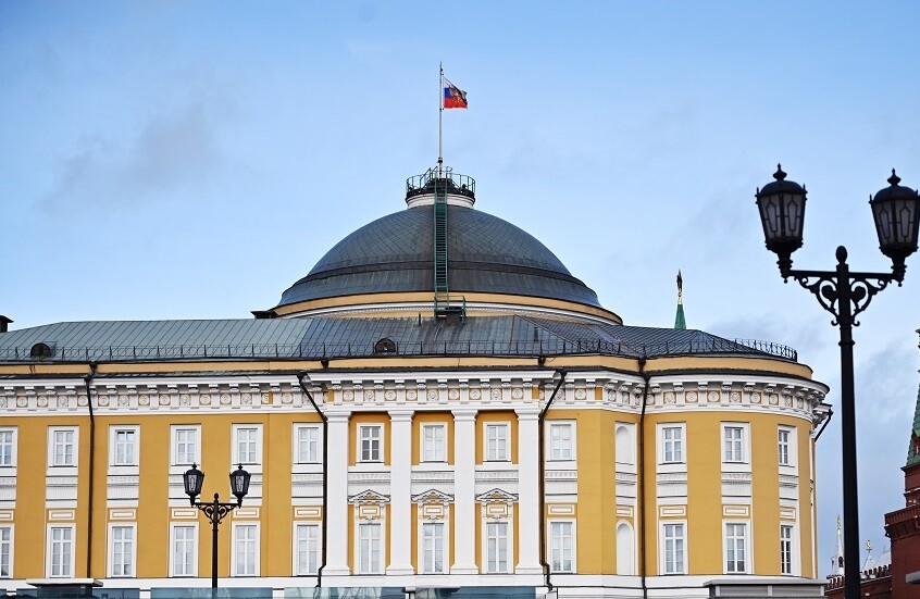 بوتين يهنئ المواطنين الروس بيوم العلم الوطني