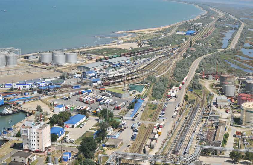 قوات كييف تهاجم عبّارة تحمل خزانات وقود في ميناء 