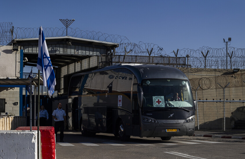 الجيش الإسرائيلي يفرج عن 40 أسيرا فلسطينيا (صور)