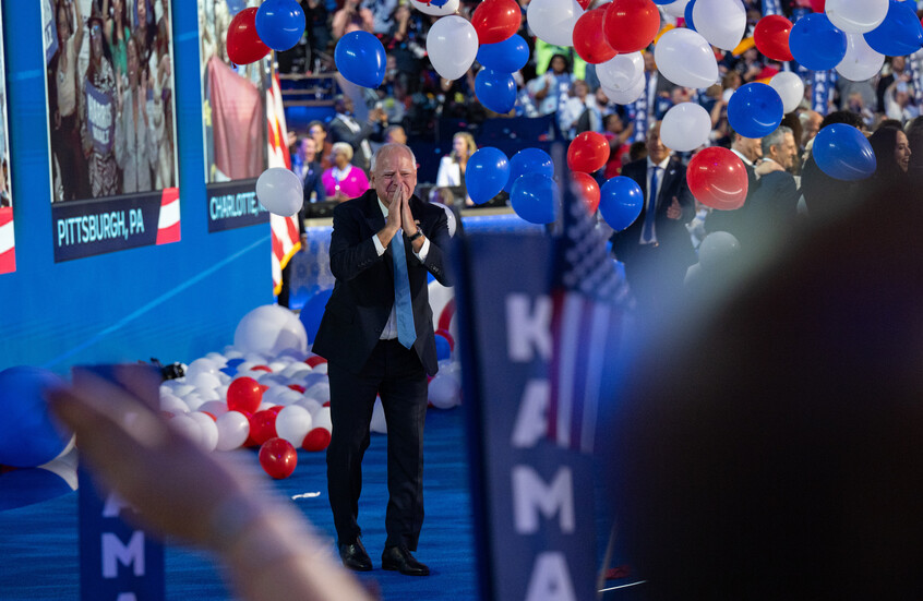 بكاء نجل والز وشده من قبل والده على مسرح مؤتمر الحزب الديمقراطي في شيكاغو يثير تفاعلا (فيديو)