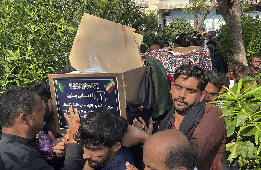 باكستان: تشييع جنازات 28 شخصا لقوا حتفهم بحادث حافلة في إيران (صور)