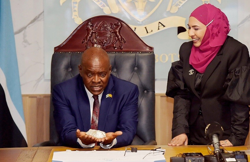 تعابير غير متوقعة على وجه رئيس بوتسوانا وبين يديه واحدة من أكبر الماسات المستخرجة في العالم