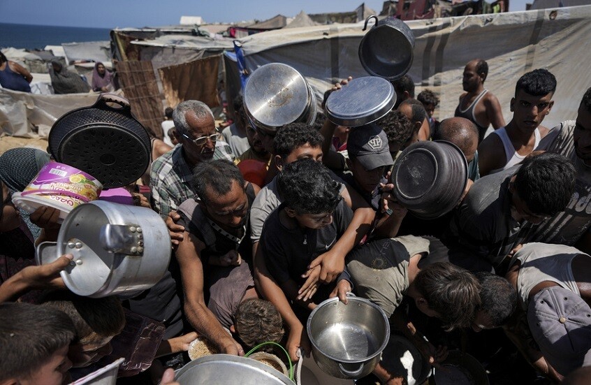فيما الغزيون ينتظرون الصفقة.. أوامر إخلاء إسرائيلية متكررة تزيد جحيم حياتهم بدعوى "المناطق الآمنة"