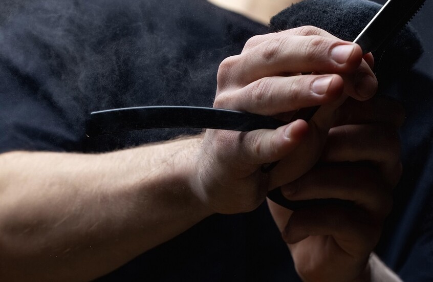 أول تعليق من مصفف شعر مصري تعرض للشتم والبصق من قبل الفنان حميد الشاعري (فيديو)