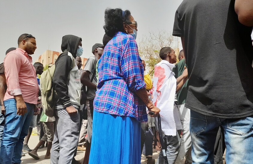 في وقفة أمام محطة سيئول للقطارات.. سودانيون يطلبون حق اللجوء (صور)