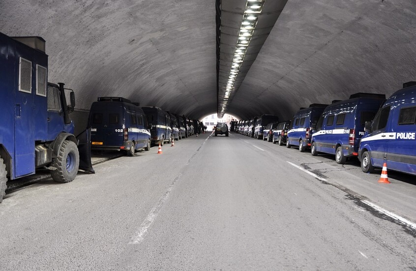 الجزائر.. توقيف مشتبه فيه بإتلاف صور المترشحين للانتخابات