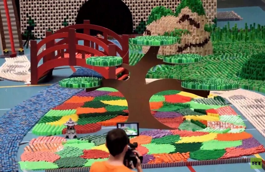 فريق هولندي يضرب أكثر من 900 ألف قطعة دومينو بشكل مذهل