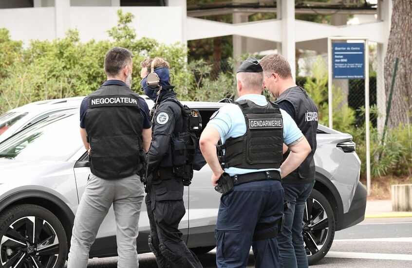 وسائل إعلام فرنسية تكشف هوية منفذ هجوم على كنيس يهودي جنوب البلاد (صورة + فيديو)