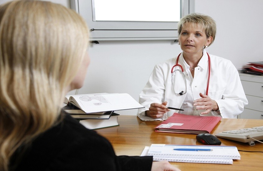 طبيب: تناول الهرمونات لا يطيل مرحلة الشباب بعد انقطاع الطمث