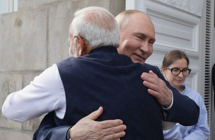 معلم روحي يفسر سبب عناق مودي لزعماء الدول الأخرى