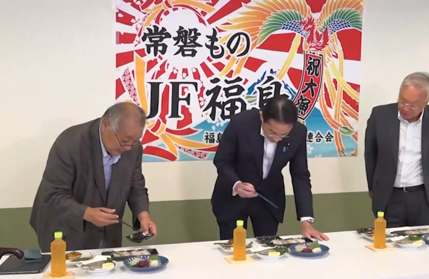 من أجل الصين.. رئيس الوزراء الياباني يأكل أسماك فوكوشيما