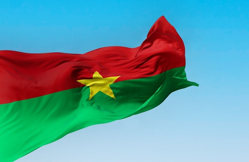 بوركينا فاسو.. مقتل 100 شخص بين جنود ومدنيين في هجوم مسلح